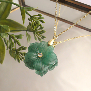 Collar con Colgante de Aventurina Verde de Lujo con Incrustaciones Florales y Circonitas Brillantes, Cadena Chapada en Oro de 18K, Gema Natural para Boda - Product Image 4