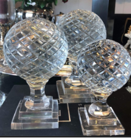 Esfera de Cristal Tallada en Diamante Rosa para Graduación, Compromiso, Adorno de Mesa Ecológico, Hecho a Mano, Artístico y Glamuroso - Product Image 2