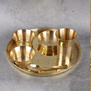 Service de table traditionnel en bronze gravé Kansa, accompagné d'un thali floral, d'un verre et d'une cuillère, disponible à prix de gros. - Product Image 4