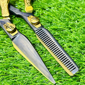 Tijeras de Peluquería Profesionales 440C con Mango Elegante, Juego de Tijeras para Cortar y Entresacar Cabello en Color Dorado y Negro para Salón - Product Image 3
