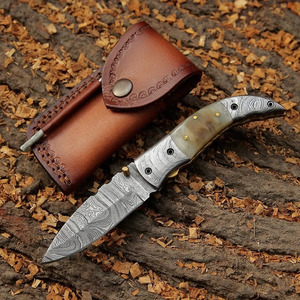Couteau pliant en acier de Damas avec manche en corne de bélier lisse, étui en cuir pour ceinture, couteau de poche pour la chasse et le camping, fabriqué par le fabricant - Product Image 5