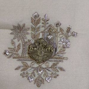 Kurta traditionnel pour homme en tissu Lilan avec motifs de designer élaborés, vêtement ethnique haut de gamme pour mariage et fête par Royal Export - Product Image 3