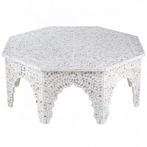 Table basse de style marocain avec incrustation de nacre avec motifs traditionnels du Maroc