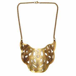 Collier ras du cou en laiton doré à motif floral, design orné de fleurs et de vigne en relief, bijoux fantaisie en gros pour boutiques - Product Image 5