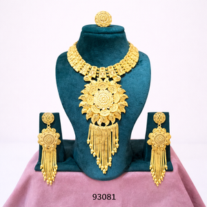 Grand collier bib en zircon plaqué or 24 carats, design floral surdimensionné à pétales, pour mariage, et bague tournesol assortie, style chandelier - Product Image 4