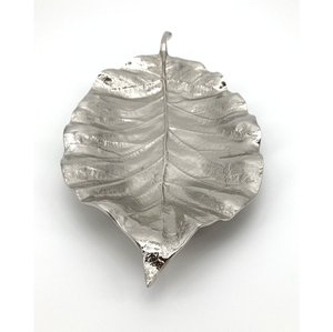 Plat de service élégant en aluminium, forme de feuille, finition argentée, plat de service alimentaire, ustensiles de cuisine, plat à fruits secs et à collations pour la table - Product Image 1