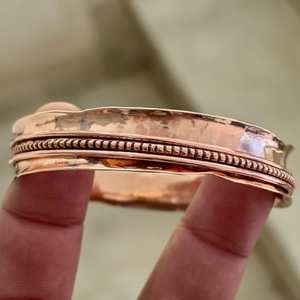 Brazalete Ajustable de Cobre Martillado Hecho a Mano - Joyería Ayurvédica de Lujo para Hombres y Mujeres, Personalizable, Regalo para el Día de la Madre o Graduación - Product Image 6