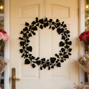 Couronne noire saisissante en forme de silhouette, confectionnée avec des feuilles de lierre et de houx, pièce décorative saisonnière moderne pour mur ou porte d'entrée - Product Image 1