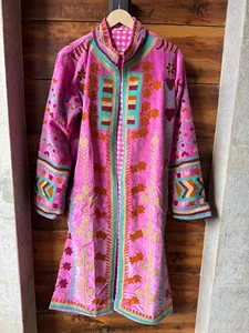 Chaqueta Larga de Terciopelo Bordado Rosa para Mujer, Estilo Étnico, Cuello Alto, Manga Larga, Diseño Floral, Ropa de Invierno - Product Image 1