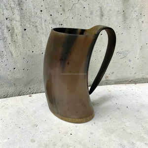 Jarra Grande de Cuerno Vikingo con Acabado Natural y Base de Madera, Hecha a Mano, para Cerveza y Sidra Medieval, al Mejor Precio - Product Image 2