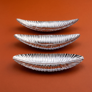 Exquisito juego de bandejas metálicas decorativas con forma de hoja, perfecto para servir en casa con elegancia y para reuniones gastronómicas elegantes. - Product Image 3