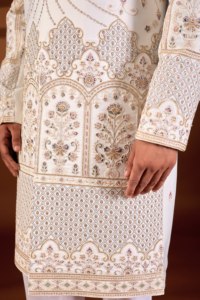 Ensemble Sherwani Crème à Col Mandarin, Motifs Floraux Géométriques Codés, Grille Diamantée Sunburst Archway, Couleurs Pastel - Product Image 6