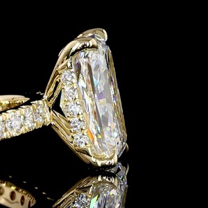 Bague de fiançailles en or jaune 14 carats avec halo caché taille radiant de 2,44 carats, diamant Moissanite, bague de mariée unique, bague de demande en mariage - Product Image 3