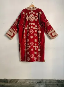 Chaqueta Larga de Terciopelo Rojo Vintage con Bordado Suzani y Patrón Floral, Estilo Bohemio, Manga Larga, Estilo Étnico, Ropa de Abrigo de Invierno - Product Image 3