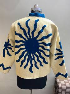 Veste Suzani brodée à la main motif soleil, pour femme, jaune et bleu, en coton matelassé à chevrons, style vintage bohème, courte et ouverte sur le devant - Product Image 2