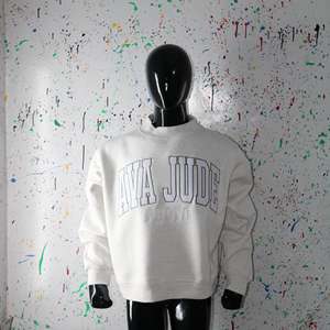 Sweat-shirt à col montant gris cendré AVA JUDE, broderie appliquée 100% blanche, col large, fils fins - Product Image 3