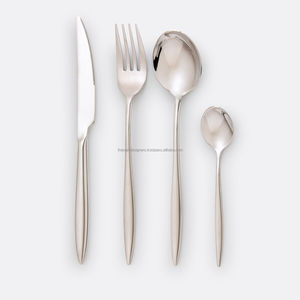 Juego de Cubiertos de Metal Clásico con Forma Atemporal que Garantiza un Uso Versátil para Hogares, Hoteles y Espacios de Comedor Profesionales - Product Image 4