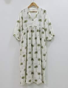 Robe midi trapèze personnalisable pour le bureau - Style bohème, faite à la main, motif floral tie-dye, 100 % coton respirant, écologique et naturel - Product Image 1