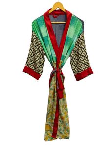 Kimono de Seda India con Parches de Sari, Túnica Larga para Usar sobre el Bikini o como Ropa de Dormir, Kimono de Seda Reciclada Vintage Hecho a Mano en India - Product Image 2