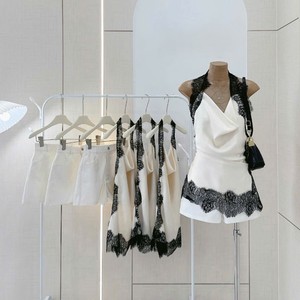 Robe longue élégante en satin blanc, sans bretelles, taille haute, coupe trapèze, avec bordure en dentelle noire contrastante, sans manches, respirante - Product Image 1