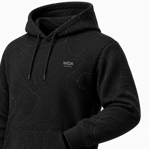 Sudadera Deportiva Personalizada con Capucha, de Felpa, 320 GSM, Negra, con Estampado Topográfico en Toda la Superficie, de Algodón y Poliéster, con Logotipo en el Pecho - Product Image 5