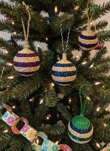 ลูกบอลประดับตกแต่งคริสต์มาสสั่งทำพิเศษสุดหรู ขายส่ง ลูกบอลคริสต์มาสจากหญ้าทะเลธรรมชาติ ลูกบอลคริสต์มาสสั่งทำพิเศษพร้อมสีสันสดใส - Product Image 3