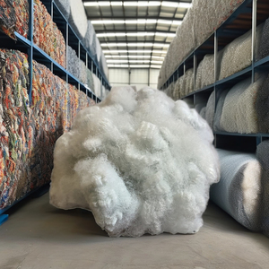 Fibres de polyester en brin court 20D SD blanches, solides, de qualité A, fibres recyclées GRS, 100 % polyester pour la fabrication de tapis et de coussins - Product Image 1