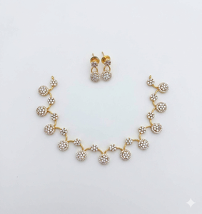 Conjunto de Joyería Nupcial India de Latón con Piedras Naturales: Collar de Círculo con Pavé y Pendientes de Gargantilla Chapados en Dubái - Product Image 3