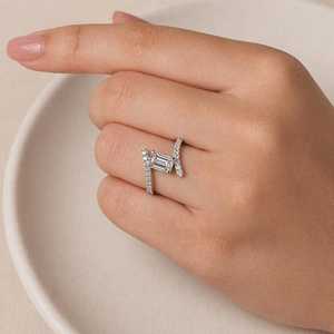 Bague de fiançailles en or massif 10K 14K 18K avec diamant de laboratoire taille émeraude et taille ronde, couleur E, clarté VVS - Product Image 1