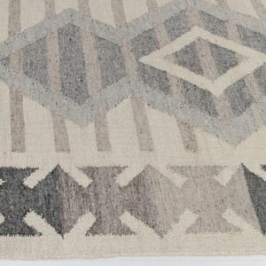 Alfombra de Lana Hecha a Mano con Patrón Geométrico Tribal en Gris y Beige, Alfombra Tejida a Mano con Flecos para Sala de Estar - Product Image 5