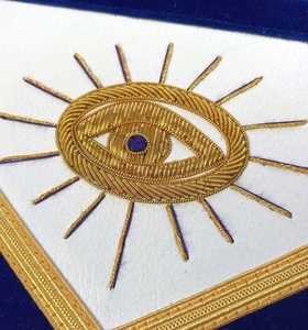 Tablier de Maître Ancien de la Loge Bleue en Velours Violet avec Broderie Dorée à la Main, Régalia Maçonnique, Tablier de Loge Ceremoniel de Franc-Maçon, Qualité Supérieure - Product Image 4