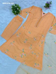 Muselina de excelente calidad con bordado de flores y hojas y detalles hechos a mano en el cuello. Conjunto listo para usar de Kurti largo, pantalón y dupatta. Proveedor indio. - Product Image 6