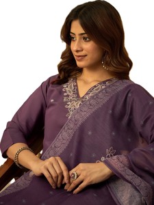 Ensemble 3 pièces pour femme : Salwar Kameez traditionnel violet en soie romaine, coupe ajustée, Kurta, pantalon et dupatta imprimé, séchage rapide, tenue décontractée d'été - Product Image 3