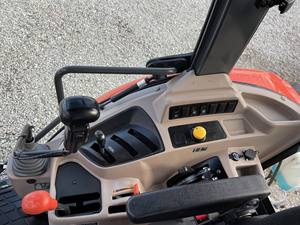 รถแทรกเตอร์คูโบต้า M6060 ขับเคลื่อน 4 ล้อ – เครื่องจักรกลการเกษตรดีเซลประสิทธิภาพสูง 63 แรงม้า สำหรับไถพรวน ขุดดิน และเก็บเกี่ยว - Product Image 3