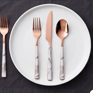 Ensemble de couverts en or rose de qualité supérieure avec manche en marbre, couverts de luxe modernes, parfaits pour la vaisselle de mariage, accent élégant pour la salle à manger - Product Image 3