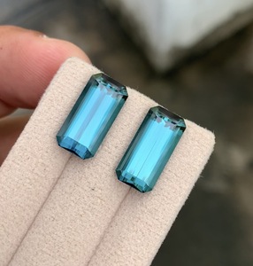 Par de Turmalinas Azules Indicolite Naturales de Corte Esmeralda de 12 Quilates, Excelente Claridad, Combinación Perfecta, Provenientes de Afganistán - Product Image 4