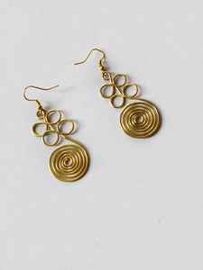 Boucles d'oreilles en fil de laiton de qualité supérieure pour femmes, style léger et tendance pour la mode quotidienne et les voyages, disponibles à la vente - Product Image 3