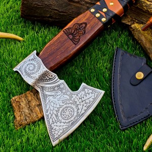 Hache Viking en Acier à Haute Teneur en Carbone Forgée à la Main, Manche en Bois de Palissandre Personnalisé OEM, Hachette à Barbe avec Étui en Cuir, Hache de Camping et de Bushcraft - Product Image 5