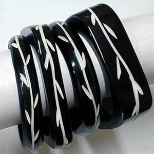 กำไลเรซิ่นสลักลายด้วยมือ ดีไซน์สั่งทำพิเศษ – กำไลข้อมือแบบกว้างพร้อมลวดลายและรูปทรงเฉพาะตัว เครื่องประดับหรูหราโดดเด่น - Product Image 3