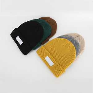 Bonnet en tricot d'hiver avec logo brodé, bonnet personnalisé en couleurs sur mesure pour la plage - Product Image 1