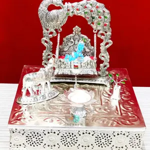 Conjunto pequeno Krishna Jhula com prata alemã Chowki + bezerro de vaca + planta de Tulsi + alça de lótus Diya Retorno de presente Decoração de templo para casa