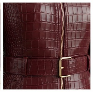 Veste élégante en similicuir gaufré croco bordeaux avec ceinture, col montant, manches longues, longueur standard pour femme, automne - Product Image 6
