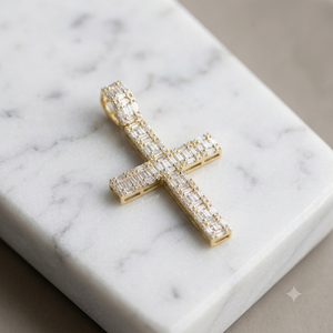 Collar con colgante de cruz cristiana de plata 925 estilo hip hop personalizado, con dijes de diamantes cultivados en laboratorio de talla baguette grande y brillante. - Product Image 3