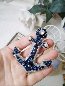 Broche de luxe brodée de perles, motif lune et étoiles, avec un savoir-faire de qualité supérieure - Product Image 1