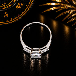 Anillo de Compromiso D'vins con Diamante Corte Cojín, Oro Blanco de 18K, Tres Piedras, Baguette Cónico - Product Image 3