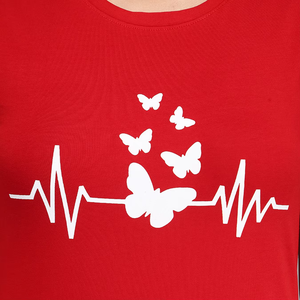 Camiseta de Verano de Manga Corta con Cuello Redondo Roja para Mujer, Estampado Personalizado de Mariposa y Latido de Corazón, Corte Regular, Informal, Tejido Acrílico de Secado Rápido - Product Image 5