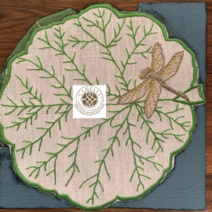 Serviette de cocktail en lin avec libellule dorée et branches vertes délicates, apportant un léger charme botanique à la table. - Product Image 3