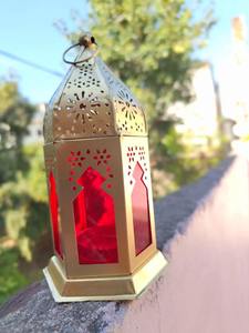Lanterne décorative pour l'Aïd, lanterne à bougie islamique, lanterne marocaine en métal, lanterne de style arabe, lanterne décorative dorée, lanterne en verre coloré - Product Image 3