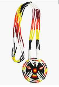 Ensemble collier et boucles d'oreilles en perles faites à la main, avec des détails artistiques complexes pour une présentation de bijoux haut de gamme - Product Image 6