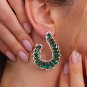 Elegantes Pendientes Colgantes Hechos a Mano con Esmeraldas y Diamantes Cultivados en Laboratorio, con Detalles Brillantes, Perfectos para Looks Formales e Informales, de la India - Product Image 1
